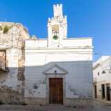 �In precedenza c�era un�altra torre meno alta che sorgeva sui ruderi dell�antica chiesetta della Madonna delle Grazie, ancora visibile sul retro � spiega l'esperto Di Gioia �. Entrambe, da tempo instabili e pericolanti, crollarono e il Comune decise di ricostruire almeno una torre dell�orologio�